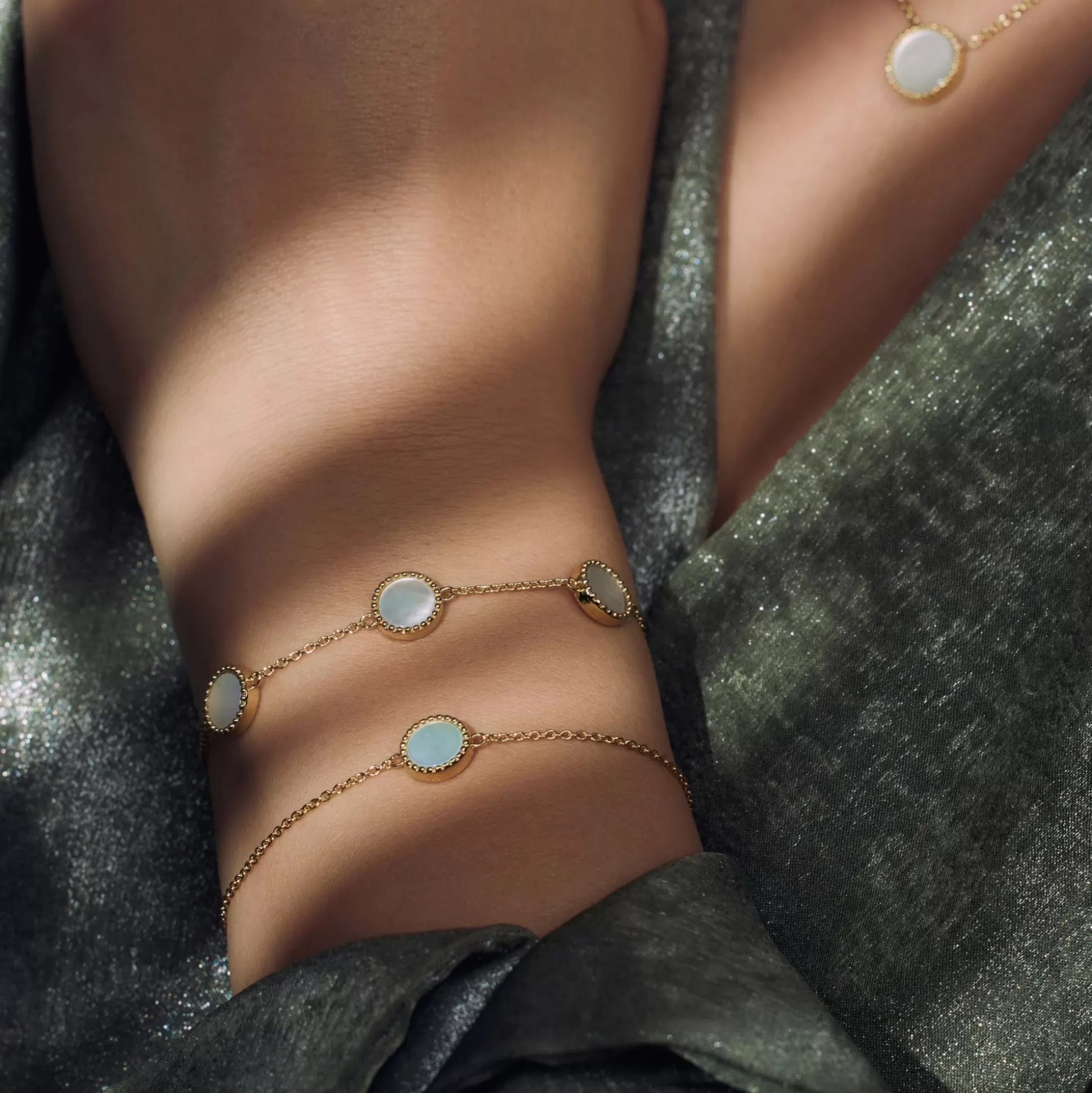 Shop Brioso Cortona Dara Bracciale In Argento Sterling 925 Placcato Oro Con Madreperla Bracciali